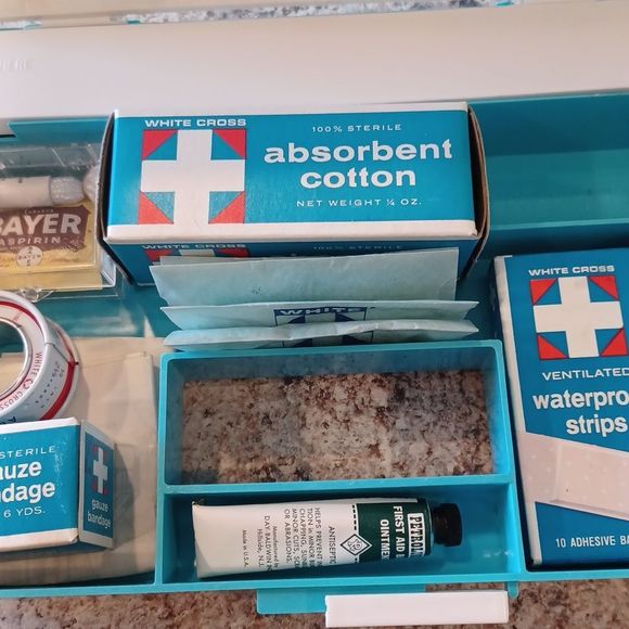 Vintage White Cross Emergency First Aid Kit~ Copyright 1965 - Picture 2 of 16
